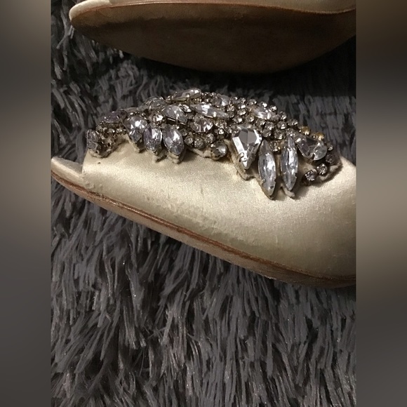 Badgley Mischka 8.5 Cream Satin Rhinestone Heels. *Scuffed - Picture 8 of 15